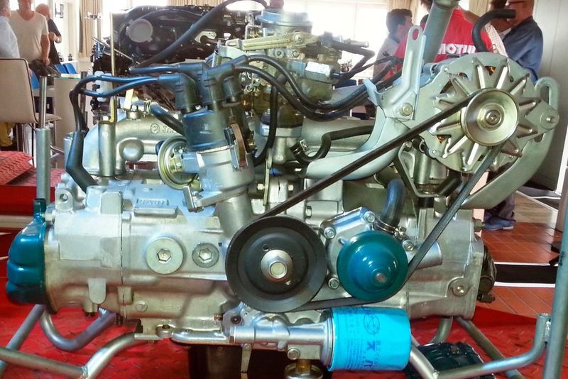 Blick zurück in der Werkstatt: Es ist zwar nicht der erste Vierzylinder-Boxermotor des Subaru 1000, aber ihm wie aus dem Gesicht geschnitten. Von 1966 bis 1980 gab es vier Versionen des Typs EA mit unterschiedlichen Hubräumen und Leistungen: von 1,0 Liter bis 1,6 Liter sowie mit 40 kW/55 PS bis 63 kW/85 PS Leistung. Die fünfte Version, der 1,8-l-Vierzylinder EA81 (Bild) mit 59 kW/80 PS, sorgte von 1981 bis 1984 für den Antrieb der Subaru-Modelle 1800 4WD und Tourismo. (Wolfgang Pester)