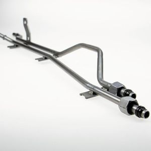 Beispiel einer einbaufertigen Hydraulikleitung mit angeschweißter Rohrbefestigung, Zink-Nickel Korrosionsschutz, Rohrumformungen und Schneidringverbindungen. (Bild:  Voss Fluid)