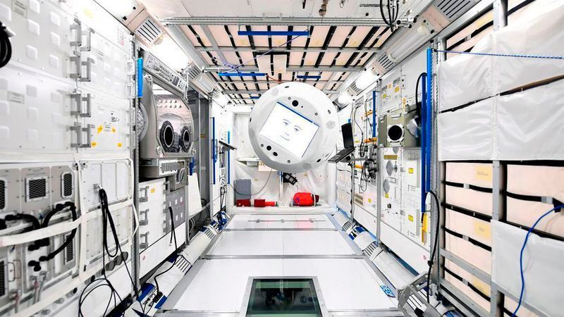Cimon 1: Sein „Gesicht“ ist ein Display und soll sich schwebend etwa in Augenhöhe der Astronauten bewegen. Er kann Informationen, Anleitungen zu wissenschaftlichen Experimenten und Reparaturen darstellen und erklären. Seine Augen sind zwei Kameras, zur Gesichtserkennung ist eine weitere Kamera eingebaut.  (DLR/T.Bourry/ESA)