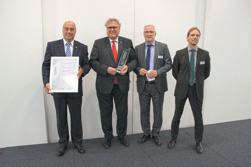 Sonderpreis „Biotech for Chemistry“: Gerhard Bacher (li.) und Peter Schlossnikel (2.v.l.) nehmen den Award von Gerd Kielburger und Dominik Stephan (re.) (PROCESS) entgegen. (PROCESS)