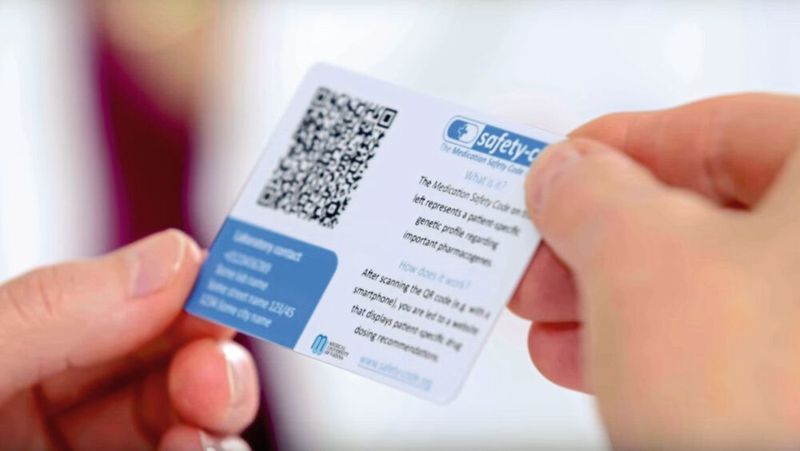 Genetische Daten, als QR-Code auf einer Scheckkarte gespeichert. (U-PGx project / Federal Institute for Drugs and Medical Devices, Germany)