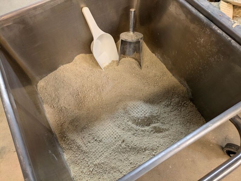 Aus geschälter Rapssaat gewinnen Fraunhofer-Forschende an ihrer EthaNa®-Pilotanlage ein Rapskernkonzentrat mit mehr als 50 Prozent Proteingehalt. (Bild: Fraunhofer CBP)