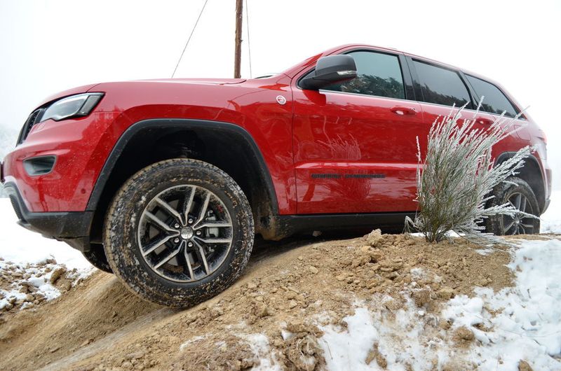 Falls sich der Kontakt nicht vermeiden lässt, kann sich der Trailhawk-Besitzer aber noch auf den serienmäßigen Unterfahrschutz verlassen. (Rehberg / »kfz-betrieb«)