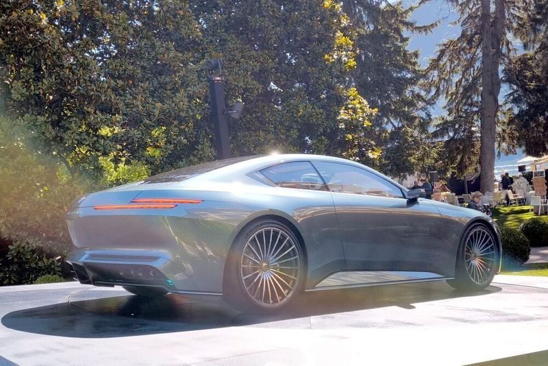 The two-strip taillight design is interesting; BMW might eventually introduce it in production vehicles (Source:  SP-X/Mario Hommen)