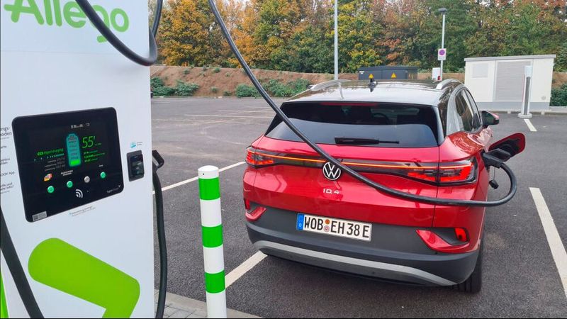 2. Laden und Langstrecke: Beides ist mit dem ID 4 überhaupt kein Problem. Für eine Dienstreise mussten wir von Würzburg in das Saarland und wieder zurück über 600 Kilometer an einem Tag zurücklegen. Die 204 PS reichten zu jederzeit aus, um den ID souverän zu bewegen. Das Fahrwerk und die Lenkung sind komfortabel abgestimmt. Zudem war es erfreulich ruhig im Inneren. Die Reichweite des 77-kWh-Akkus lag bei etwas über 380 Kilometern. Nötiges Zwischenladen war nach einer 20-minütigen Kaffeepause erledigt, und die Fahrt konnte fortgesetzt werden. (Bild: Schreiner – »kfz-betrieb«)