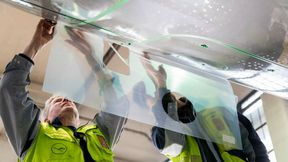 Hier bringen zwei Experten von Lufthansa Technik die Folie namens „AeroSHARK“ an einer Maschine an. Bisher nutzte Boeing diese Hülle, die der Hautstruktur von Haien nachgeahmt ist. Nun will auch Airbus Flugzeuge damit treibstoffeffizienter machen. (Bild: Lufthansa Technik)