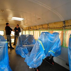 Thorsten Brändle erklärt die Pläne für den Innenausbau des geräumigen Busses: Sitzgelegenheiten, eine Ecke mit großem Bildschirm und gar eine Werkbank sollen eingebaut werden. (Bild:  Holger Zietz - VCG)