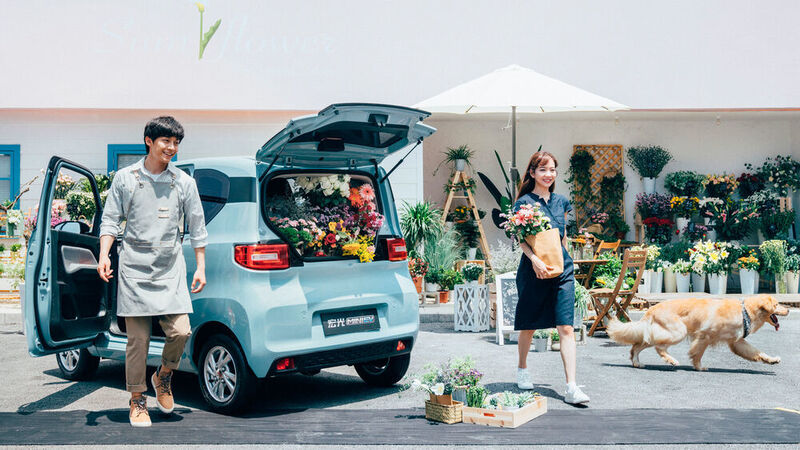 Der chinesische Hersteller SAIC-GM-Wuling nennt drei Zielgruppen für das Mini-Auto: Frauen, die kein Statussymbol suchen, junge Autofahrer mit niedrigem Budget und ältere Käufer, die das kompakte Auto mit seiner leichten Steuerung schätzen. (SAIC-GM-Wuling Automobile)