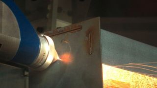 Eine Hauptrolle spielt im neuen NRW-Projekt „Multipromobil“ ein multifunktionaler Laser-Bearbeitungskopf, der innovative Blechbaugruppen durch integriertes Schneiden, Schweißen und Generieren von additiven Strukturen ermöglicht. Das Fraunhofer ILT stellt im Rahmen der Euroblech 2018 dieses  und vier weitere laserbasierte Projekt vor – Halle 11 am Stand A25. (ILT)