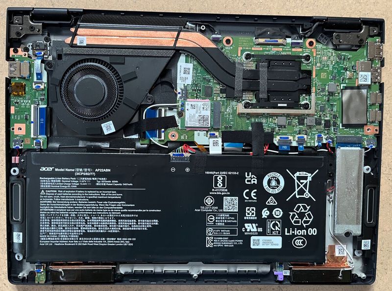 Der 65-Wh-Akku im Travelmate P6 14 AI hat im Test mit PCMark 10 (Modern Office Battery Life) für 28,5 Stunden Laufzeit ausgereicht. Die Intel-Lunar-Lake-CPU liefert eine hohe Leistung bei Office-Anwendungen und verfügt sogar über eine für viele Spiele taugliche GPU. Mit der 47-TOPS-NPU ist auch Microsofts Copilot+ nutzbar. (Bild: Vogel IT-Medien)