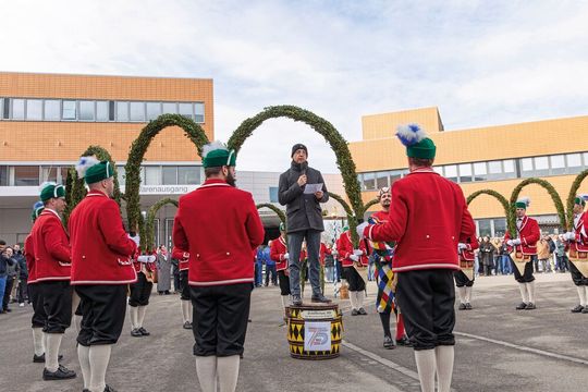 Roland Schreiner blickt inmitten der Münchener Schäffler auf die Unternehmensgeschichte zurück.(Bild:  Schreiner Group)