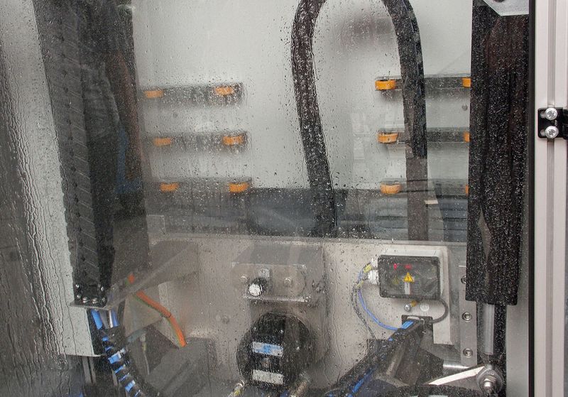 Bild 2: Beim Glasschleifen setzen Wasser und Glasabrieb die Bearbeitungsmaschinen extremen Belastungen aus. In diesem Umfeld bewährt sich die Schmiermittelfreiheit der Rundtischlager. (Bild: Igus)