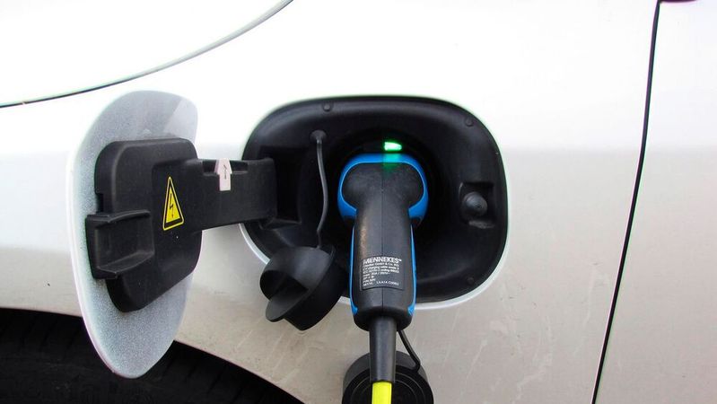 Ab Januar 2023 sollen Plug-in-Hybride nicht mehr gefördert werden. Die Änderungspläne der Politik für den Umweltbonus werden vom ZDK scharf kritisiert. Ab Januar 2023 sollen Plug-in-Hybride nicht mehr gefördert werden. Die Änderungspläne der Politik für den Umweltbonus werden vom ZDK scharf kritisiert.