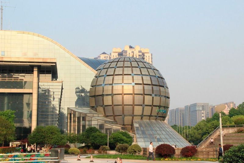 Hangzhou (China) hat zusammen mit dem Online-Händler Alibaba und dem Elektronikfertiger  Foxconn ein KI-Projekt namens 