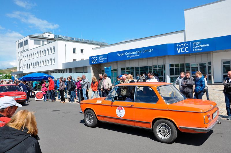 Vor dem Vogel Convention Center, den Veranstaltungsräumen des Verlags, hatten sich zahlreiche Interessierte versammelt. (Foto: Grimm/Dominsky)