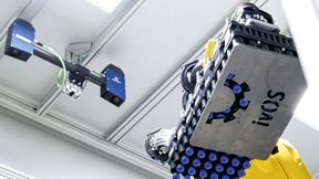 Das «Solution Kit ivOS Sheet Metal» übernimmt das Be- und Entladen von unbekannten Blechteilen mit wechselnden Teilegeometrien. (Bild: Schmalz)