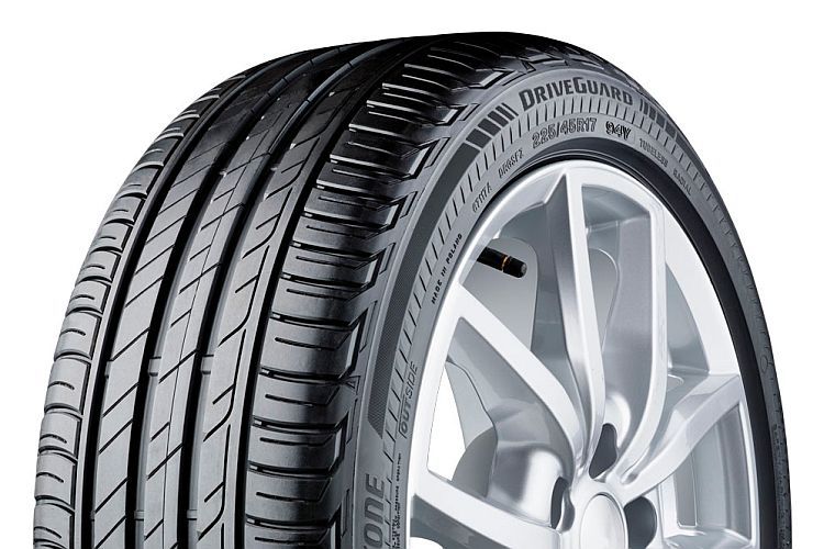 So sieht der Driveguard-Reifen aus, wenn er neu ist. Die zahlreichen Finnen an der Seitenwand dienen der Kühlung im drucklosen Betrieb. (Foto: Bridgestone)