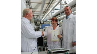 Ekaterina Stahlmann (Mitte) bei der Preisübergabe mit dem IPC-Vertreter Lars Wallin (links) und GBS-Geschäftsführer Roland Hollstein. (Bild: Grundig Business Systems)