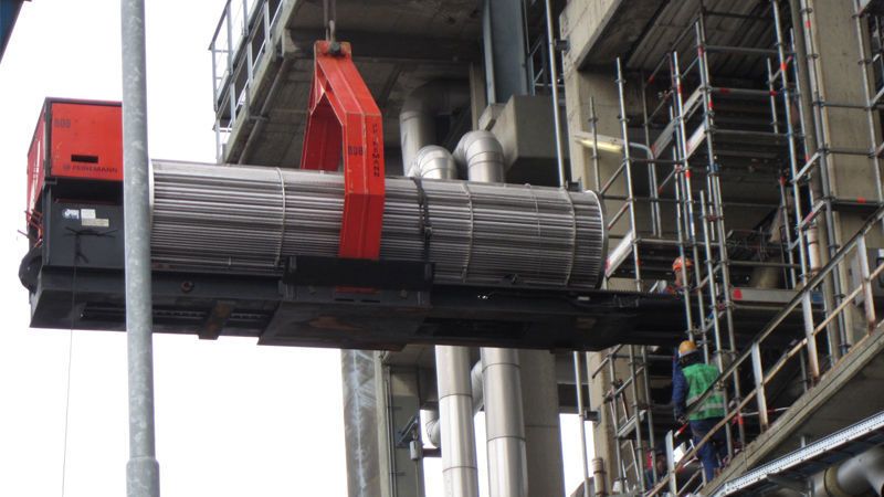 Improved product yield of DEA2 and RD4 plant: Each of the 480 heat exchangers (some are about 12 meters long and weight more than 20 tons) must be unthreaded from the complex plants, cleaned and rethreaded – for this, full concentration is required. (Pörner Group)