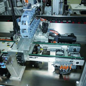 Bild 2: Die Hochdrucksatztechnik ermöglicht die Herstellung, Applikation und Prüfung von zehnmal mehr Proben im Vergleich zum manuellen Formulieren. Basis dafür sind aufeinander abgestimmte Automatisierungs- und Antriebskomponenten.