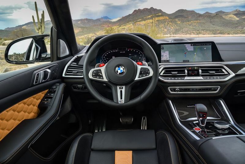 Über die beiden Schalter am Lenkrad lassen sich die programmierten Fahrprofile aktivieren. (Bild: BMW)