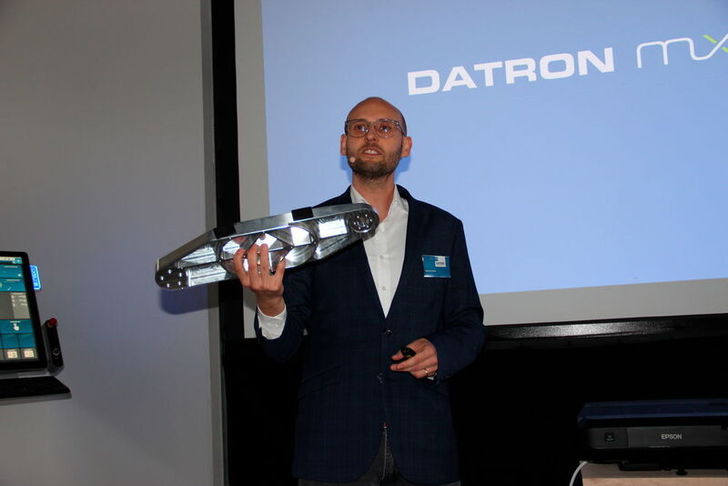 Sebastian Oesen demonstriert mit schlagkräftigen Beweisen, was die neue MXCube von Datron so alles präzsise in Form bringen kann. Ihr Maschinentisch kann laut Oesen mit 500 kg belastet werden. (Königsreuther)