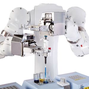 Roboter können im Labor viele Aufgaben erfüllen und damit Prozesse beschleunigen. (Bild:  Yaskawa)