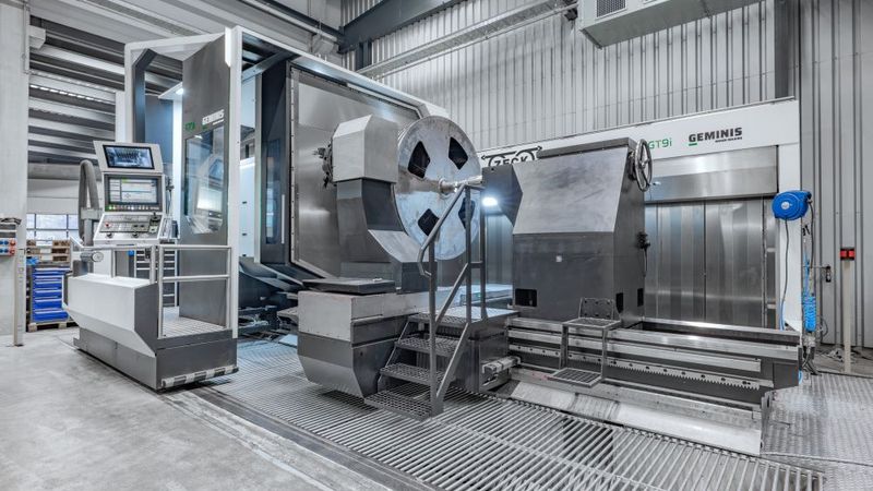 Auf der Geminis GT9i können Rillenräder mit einem Durchmesser von bis zu 2900 Millimetern hocheffizient bearbeitet werden.(Bild:  Siemens)