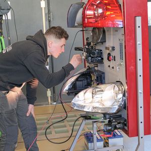 Südtirol war mit drei Teilnehmern angetreten. Tobias Forer sucht hier die Fehler in einem CAN-Bus.(Bild:  Schmidt - VCG)