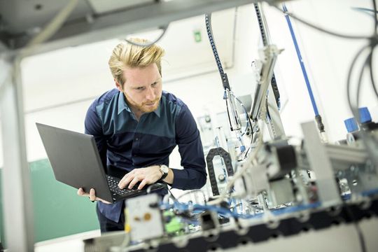 Auch in Zeiten von Corona und Lieferengpässen ist der Fachkräftemangel das größte Problem für die Unternehmen.(Bild:  ©BGStock72 - stock.adobe.com)