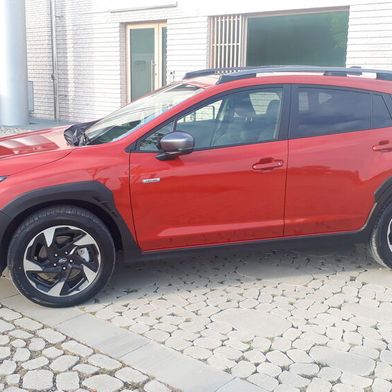 In zwei Generationen als „XV“ vermarktet, ist die aktuelle, höhergelegte Variante des Impreza seit 2024 als „Crosstrek“ erhältlich. In der Topausstattung „Platinum“ bietet der
Kompakt-SUV eine umfangreiche Komfort- und Sicherheitsausstattung. (Bild: Dominsky – VCG)