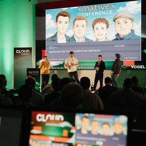 Die WAF++ Jungs (v. l.) Sebastian Meyer, Sascha Lewandowski, Artem Lajko und Tim Urlaub präsentieren erstmalig ihr Projekt eines Community-getriebenen, Cloud-agnostischen Well-Architected Frameworks.(Bild:  Vogel IT-Medien GmbH)