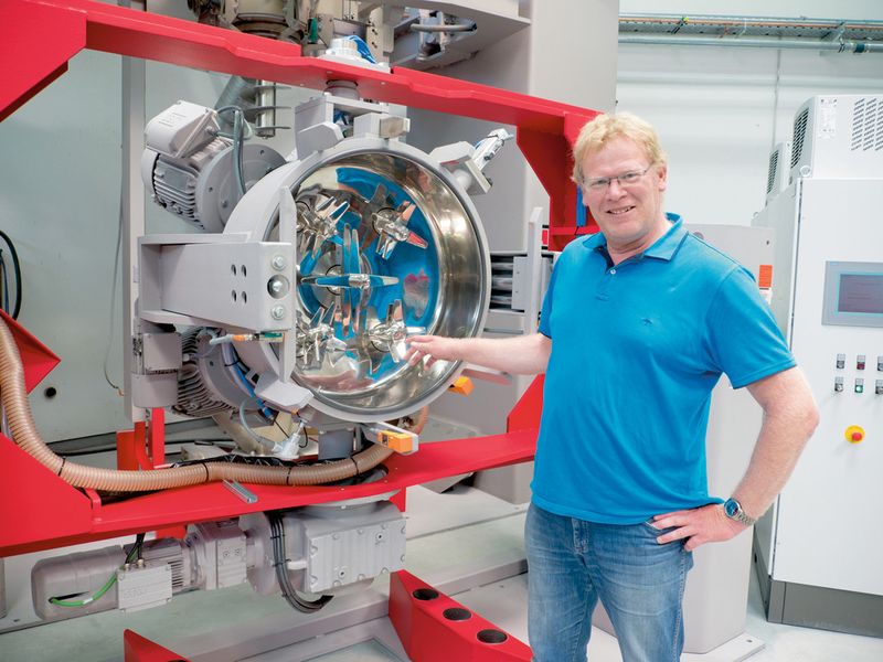 » Während eine Charge nach dem Mischen weiterverarbeitet wird, kann der Mischer bereits eine neue Charge verarbeiten. « Wolfgang Rühberg, Mixaco (Bilder: SEW)