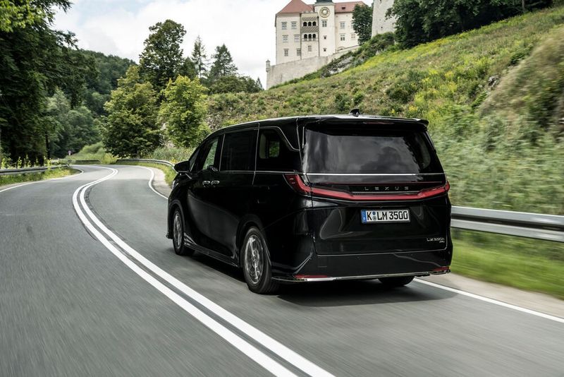 Trotz der Oberklasse-Allüren sieht der Lexus LM aus manchem Blickwinkel wie ein profaner Van aus. (Bild: Lexus)