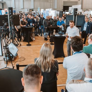 Ein beliebtes Format sind die Live-Zone-Vorträge auf der Schraubtec. Markus Fischer von SCS Concept wird auch in Stuttgart wieder mit dabei sein. (Bild: Camilo Amaya)