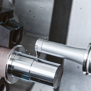 Dank der internen Kühlmittelzufuhr beim «Maxichange GX» werden Späne durch ein hohes Durchflussvolumen zuverlässig aus dem Einstich herausgespült.(Bild:  Ceratizit)