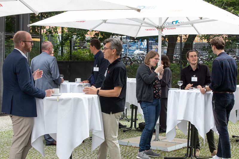 Zwischen den Vorträgen konnten die Besucher im Außenbereich das Gehörte nochmaal revue passieren lassen und Netzwerken. (Bild: Photoart Berlin)