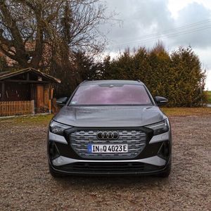 Mit dem von uns getesteten Modell mit 220 Kilowatt Leistung und einem 76,6 Kilowattstunden großen Akku waren im Test zwischen 290 und 400 Kilometer möglich.(Bild:  Thomas Günnel/Automobil Industrie)