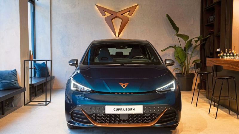 Ein wenig Auto gibt es aber schon zu sehen, etwa das erste reine E-Auto von Cupra, den Born. (Bild: Seat)