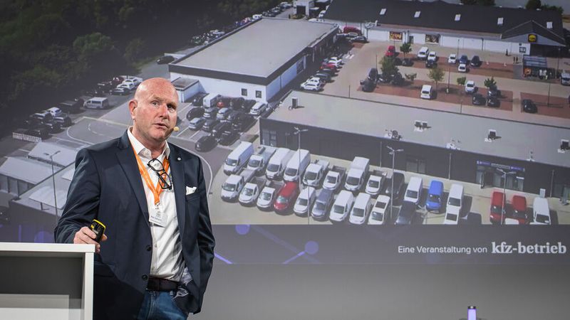 Ein Autohaus, das die hohe Bedeutung des E-Commerce erkannt hat, ist Siebrecht.  Geschäftsführer Maik Siebrecht schilderte, wie er sich mit seinem Online-Fahrzeugshop von der  Händler- zur Plattformmarke weiterentwickelt hat. (Bild: Stefan Bausewein)