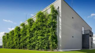 Außenansicht, begrünte Fassade des Datacenter Hannover (Bild: envia TEL / Foto teilweise nachbearbeitet)