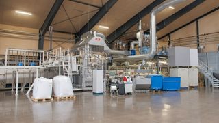 Im dänischen Ringe stehen solche Highspeed-Extrudersysteme bereit, um den steigenden Bedarf an robusten Gewächshauskomponenten aus High-Impact-Polystyrol zu decken. Spezialist für diese Produkte, und Betreiber der Anlagen von Battenfeld-Cincinnati, ist Staal og Plast. Insgesamt verarbeiten die Systeme maximal 3 t Kunststoff in der Stunde. (Battenfeld-Cincinnati)