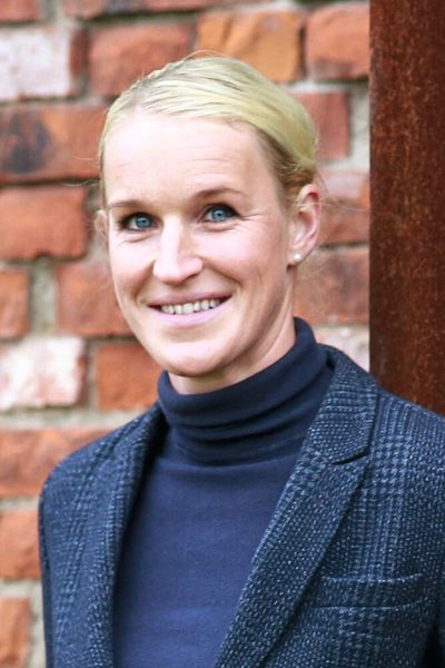 Institutsleitung: Die Universitätsprofessorin Dr. oec. Julia C. Arlinghaus hat die Leitung des Fraunhofer-Instituts für Fabrikbetrieb und -automatisierung IFF in Magdeburg übernommen. Zeitgleich übernahm sie den Lehrstuhl für Produktionssysteme und -automatisierung an der Otto-von-Guericke-Universität Magdeburg. (© Porsche Consulting)