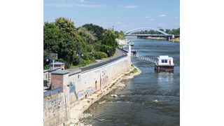 Elbufer bei Niedrigwasser am 24. Juli 2018. Pegelanzeige in der Nähe der Magdeburger Strombrücke. (Michael Beyer, UFZ)