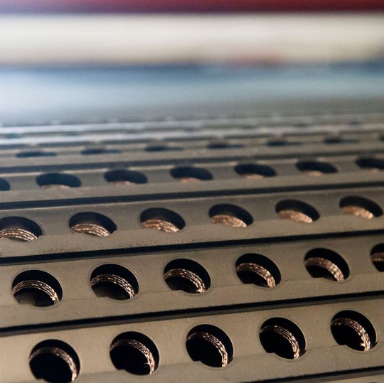 Fördergurt aus Gummi mit gestanzten Löchern und Gewebeeinlage(Bild:  noltewerk GmbH & Co. KG)