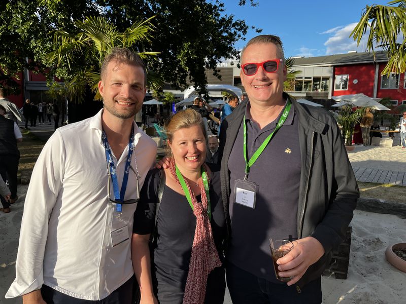 Manuel Lamprecht, Nuvias, Katrin Rabe und Jan Hadewig, (v. l.) Radiflow, werden von der Abendsonne erleuchtet. (IT-BUSINESS)