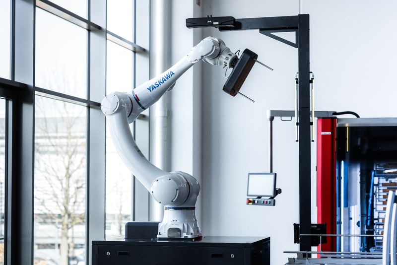 Der Somic Coboload sorgt für eine automatische Karton-Versorgung der Maschine – ohne dass dabei ein Mensch eingreifen muss.(Bild:  Somic Verpackungsmaschinen GmbH & Co. KG)