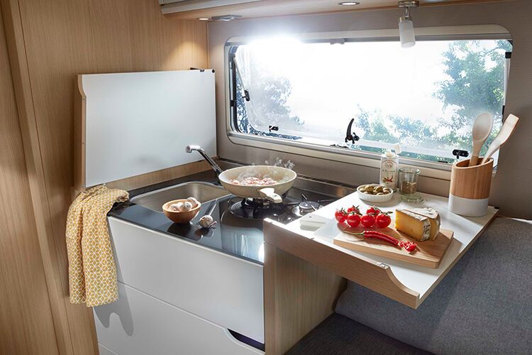 Im Niesmann Smove wird aus dem Sideboard eine topausgestattete Loftküche. (Bild: Niesmann)