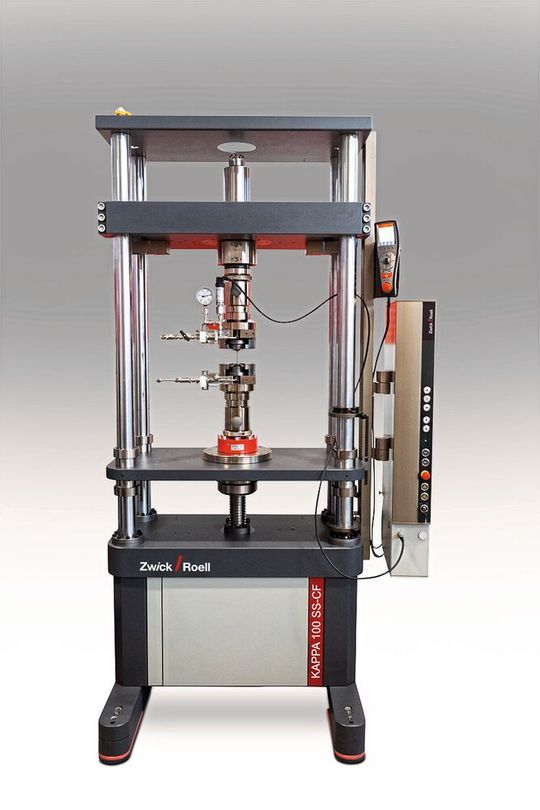 In der elektromechanischen Zeitstandprüfmaschine Kappa 100 SS-CF von Zwick Roell lassen sich Druckwasserstoffprüfungen an Hohlproben durchführen. Das Bild zeigt das Prüfsystem samt unzerstörter Probe. In der elektromechanischen Zeitstandprüfmaschine Kappa 100 SS-CF von Zwick Roell lassen sich Druckwasserstoffprüfungen an Hohlproben durchführen. Das Bild zeigt das Prüfsystem samt unzerstörter Probe.