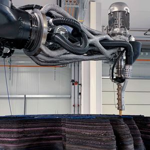 Der Fertigungsroboter fertigt im FDM-Verfahren Schicht für Schicht die 7,5 Meter lange und 2 Meter hohe Rundskulptur.(Bild:  FIT Additive Manufacturing Group)